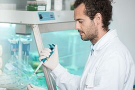 Forscher mit Pipette