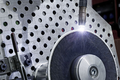 Arbeiten an einer Maschine im Additive Manufacturing Laboratory