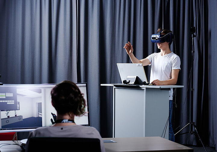 Mann testet VR Brille